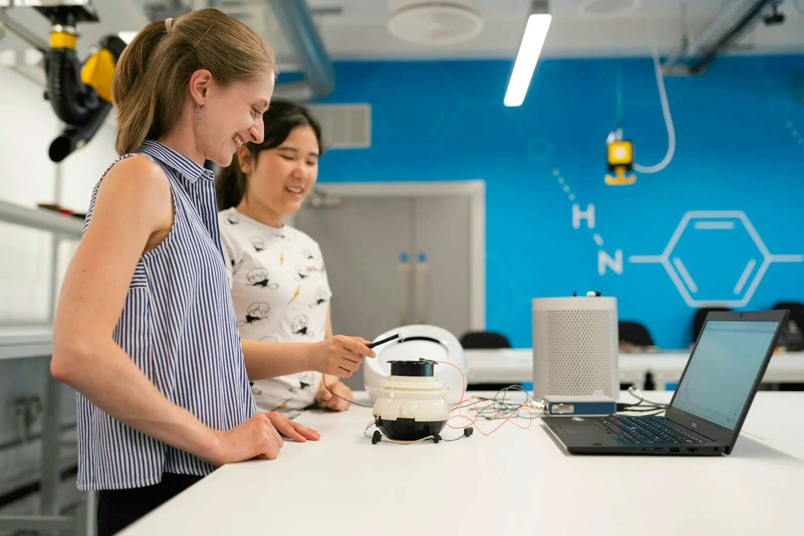 Small-scale laboratory synthesis operation supporting early-stage drug discovery programs