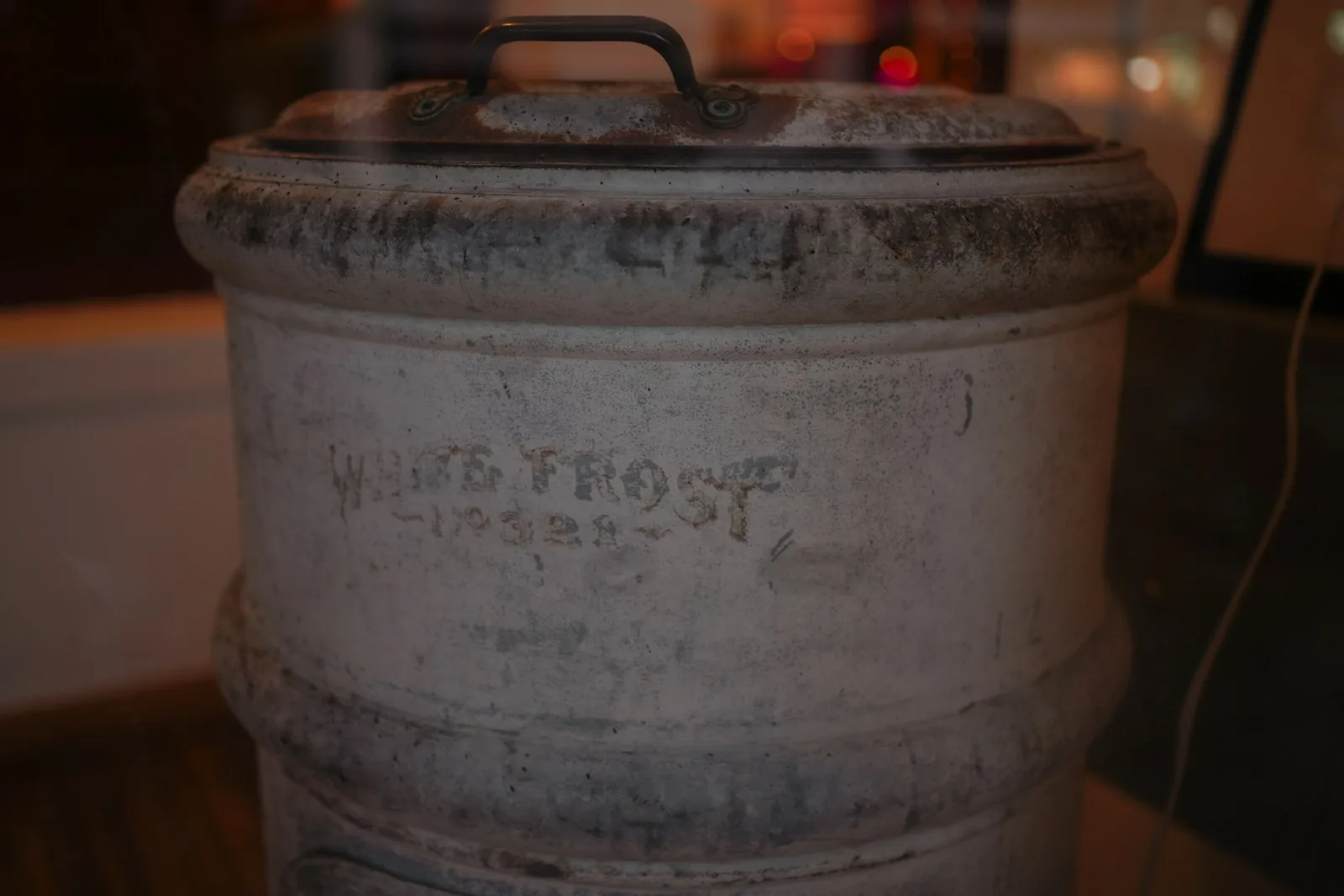 Dewar flask with liquid nitrogen and low-temperature heat transfer equipment