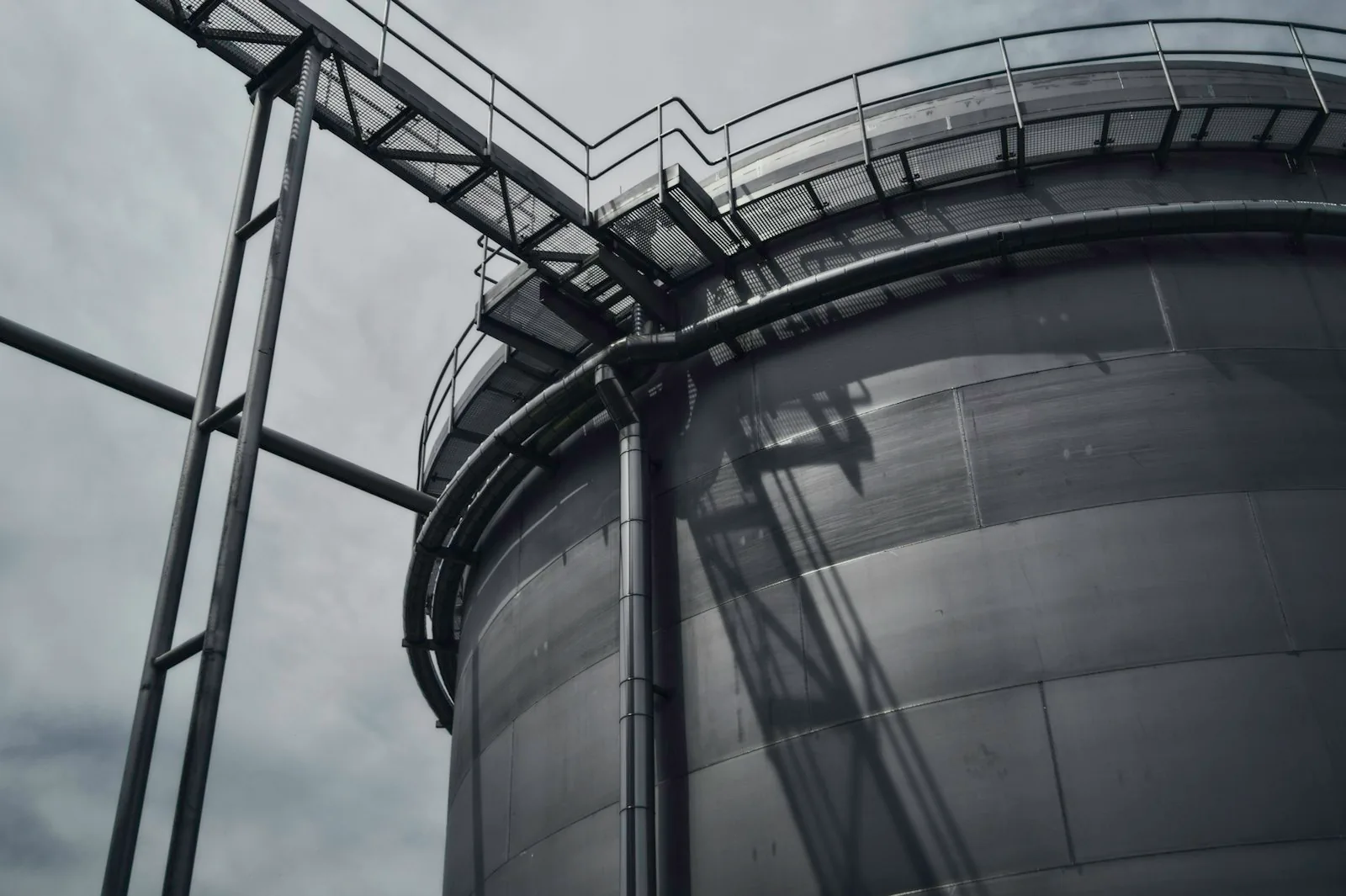 Side by side comparison of a batch stirred reactor vessel and a continuous flow system